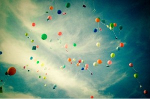 imagen-bonita-globos-cartas-volando-cielo-indie