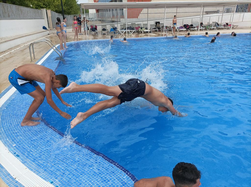 Deportes y piscina en el polideportivo.